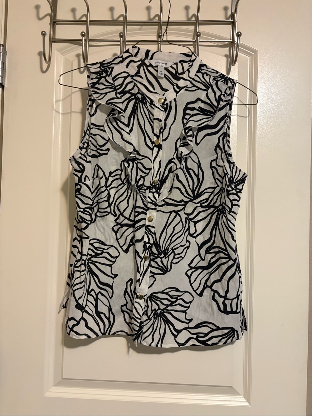 Nine West Black & White Floral-Print Sleeveless Button Blouse